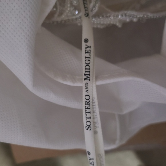 Sorrento & Midgley wedding dress - Picture 3 of 10